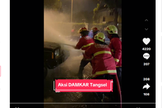 Video Petugas Pemadam Kebakaran Congkel Kap Mobil yang Terbakar