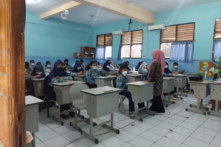 Suasana murid saat mengikuti pembelajaran tatap muka di SMPN 1 Tangerang, Kota Tangerang, Kamis (12/5/2022).