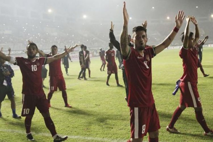 Para pemain Timnas Indonesia, antara lain Stefano Lilipaly (nomor 8), Zulham Zamrun (no 10), merayakan kemenangan usai mengalahkan Thailand di laga final Piala APP 2016 di Stadion Pakansari, Bogor, Rabu (14/12/2016). Indonesia meraih kemenangan 2-1 atas Thailand.