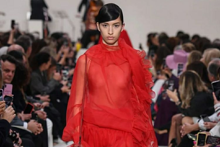 Eliza Rutson Pang, model asal Hong Kong ini merupakan wajah baru yang mencuri perhatian di Paris Fashion Week.