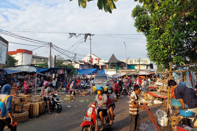 Kondisi di Pasar Anyar, Kota Tangerang, saat Satpol PP Kota Tangerang menertibkan PKL yang berjualan di tempat yang tidak semestinya, Rabu (12/5/2021).