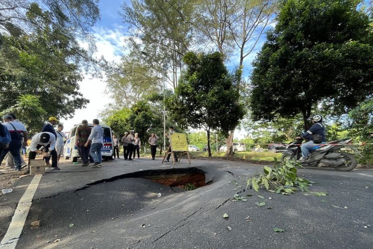 Ruas jalan di Kawasan Tiban, Batam, Kepulauan Riau yang amblas pada Kamis (23/11/2023) 