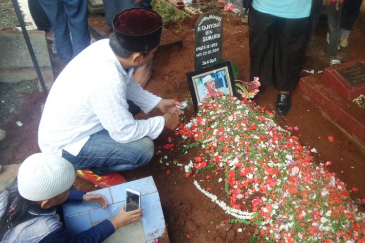 Pemakaman pelawak Cahyono di TPU Komplek TVRI, Jakarta Barat, Kamis (25/5/2017) sore.