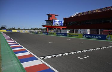 Pemandangan garis finis di trek Grand Prix Argentina di Sirkuit Termas de Rio Hondo, di Santiago del Estero, Argentina, pada 31 Maret 2022.