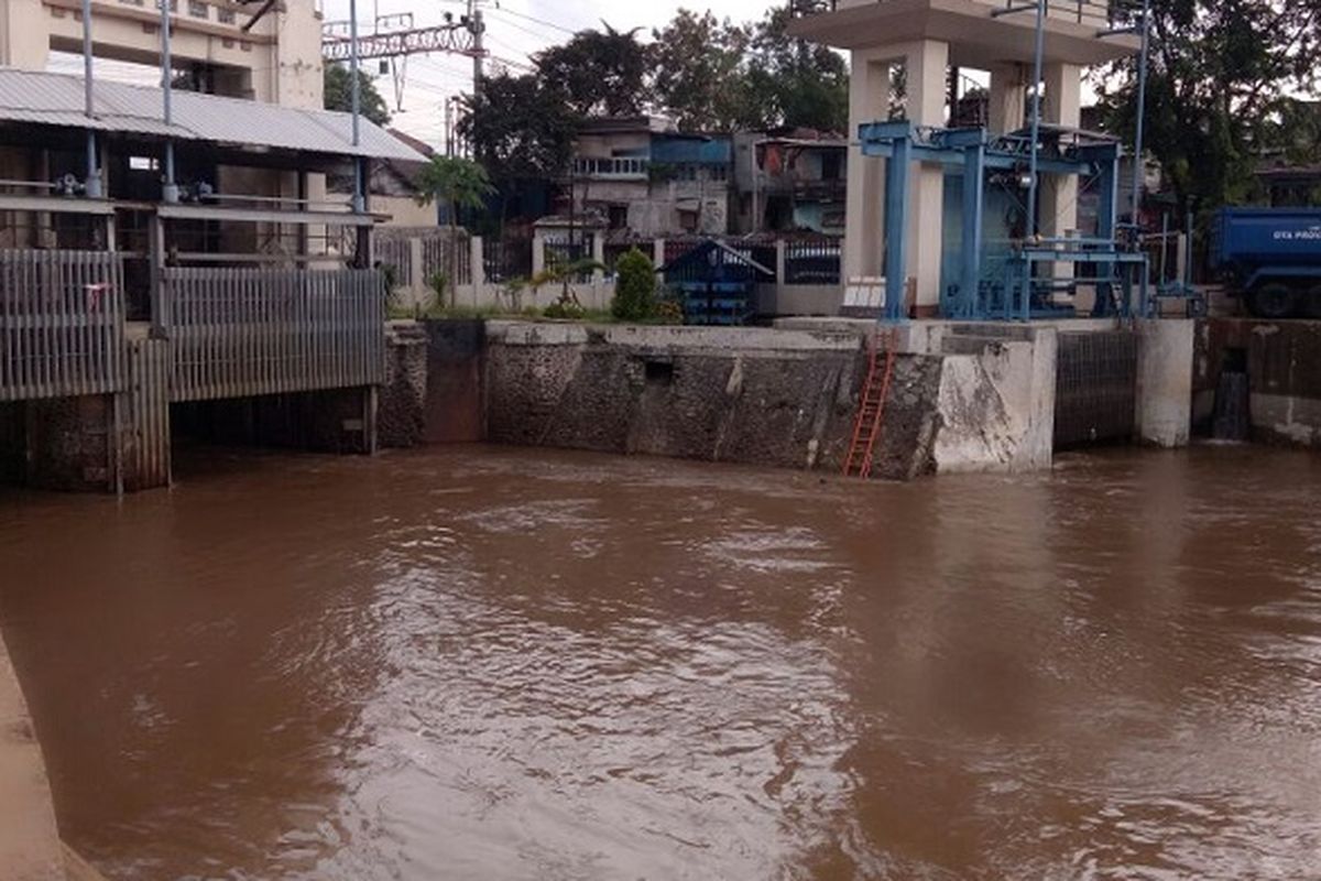 Kondisi permukaan air di Pintu Air Manggarai, Jakarta Selatan pada Rabu (8/3/2017) pagi pukul 06.30 WIB. Ketingian air mencapai 765 cm.