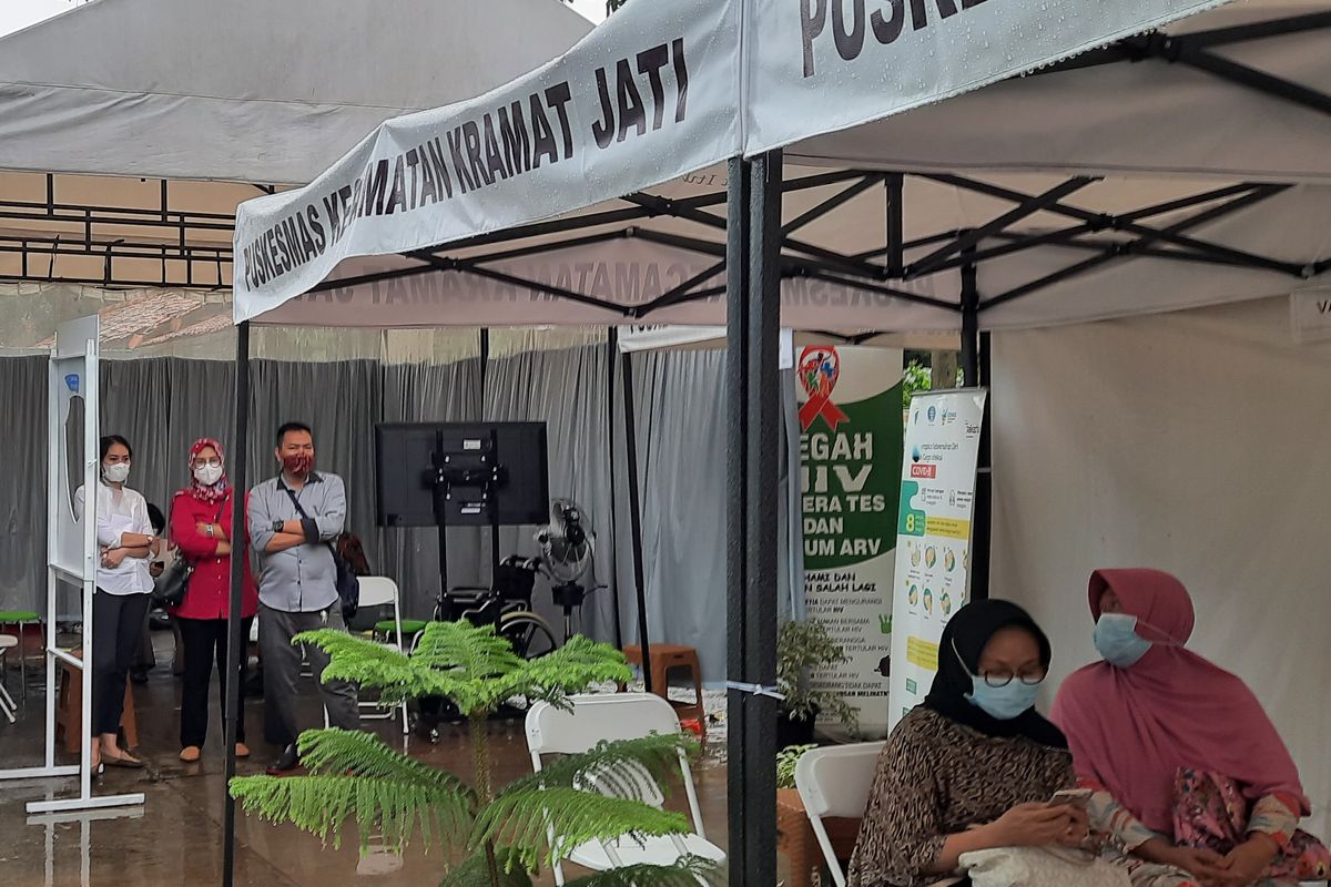 Suasana vaksinasi Covid-19 lansia di Puskesmas Kramat Jati, Jakarta Timur, Selasa (24/2/2021).