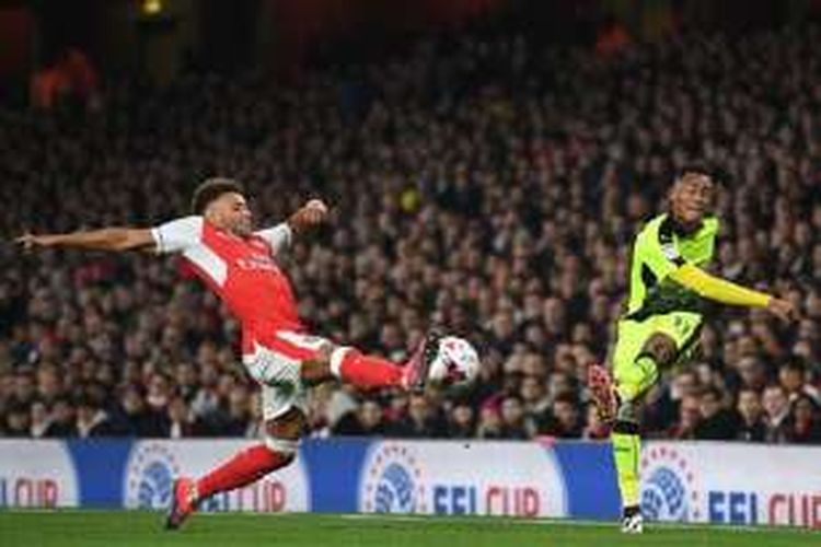 Tendangan pemain Arsenal, Alex Oxlade-Chamberlain, mengenai kaki bek Reading, Jordan Obita, pada pertandingan Piala Liga Inggris di Stadion Emirates, Selasa (25/10/2016).