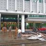 Pelang Lobi Utama Balai Kota Tangsel Jatuh akibat Hujan Disertai Angin Kencang, Kaca Pecah Berserakan