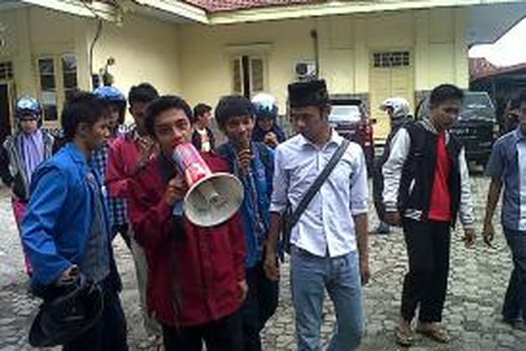 Sejumlah mahasiswa di Kabupaten Bone, Sulawesi Selatan menggelar unjukrasa di kantor Komisi Pemilihan Umum (KPU) setempat terkiat adanya anggota KPU yang terindikasi merangkap sebagai pengurus partai. Kamis, (21/11/2013).