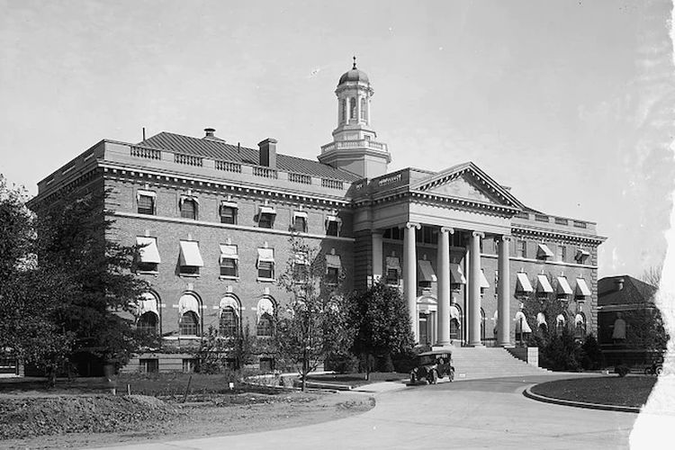 Karena jasanya dalam penanganan epidemi tifus dan demam kuning Walter Reed diabadikan sebagai nama Rumah Sakit Militer AS pada 1909.