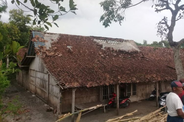 Salah satu rumah warga Desa Bener, Kecamatan Saradan, Kabupaten Madiun, Jawa Timur rusak akibat diterjang angin ribut, Selasa ( 4 / 12 / 2018) sore.
