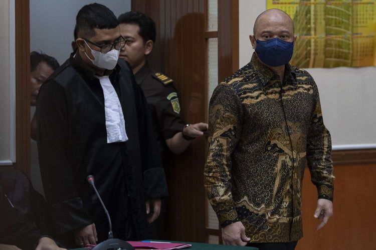 Mantan Kapolda Sumatra Barat, Irjen Pol Teddy Minahasa (kanan) tiba untuk menjalani sidang dakwaan di Pengadilan Negeri Jakarta Barat, Jakarta, Kamis (2/2/2023). Teddy Minahasa didakwa memperjualbelikan barang bukti narkotika jenis sabu sitaan seberat lima kilogram. ANTARA FOTO/Sigid Kurniawan/foc.C