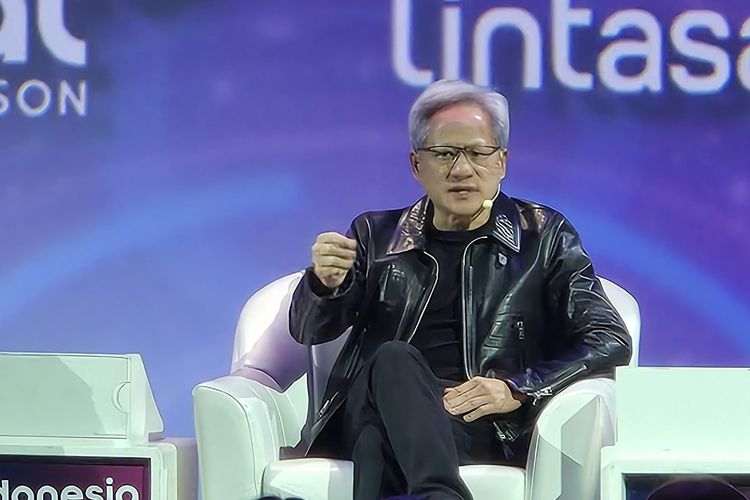 CEO Nvidia Jensen Huang saat menjadi keynote speaker dalam ajang Indonesia AI Day yang digelar Indosat Ooredoo Hutchison (IOH) di Ballroom The Tribata Dharmawangsa, Jakarta Selatan, hari ini, Kamis (14/11/2024).
