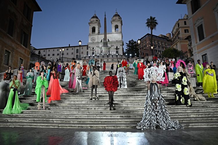 Para model memperagakan koleksi Valentino Haute Couture Fall/Winter 2022-23 di depan Piazza di Spagna di Roma 8 Juli 2022. 