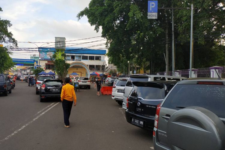 Ilustrasi parkir mobil di jalan, di kawasan Pasar Lama.