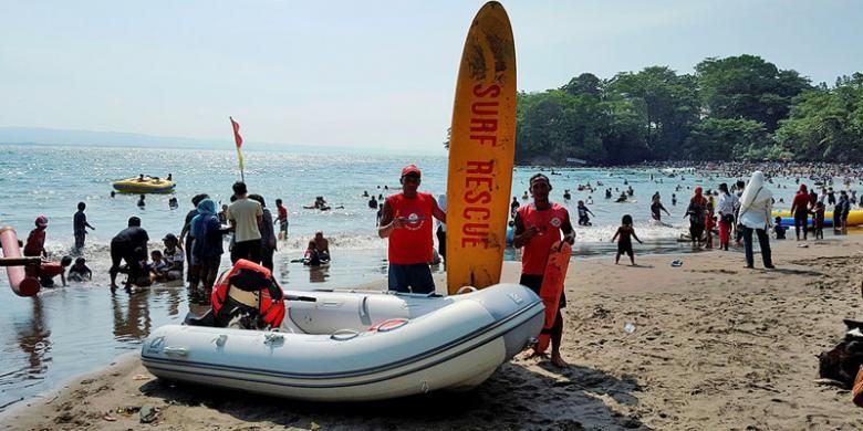 Personel Badan Penyelamat Wisata Tirta (Balawista) Pantai Batukaras, Kabupaten Pangandaran, Jawa Barat, yakni Andri Sugianto (32), bersama Kapten Pos Balawista Batukaras M Kasan (40) bersiaga menjaga wisatawan yang berenang di pantai.