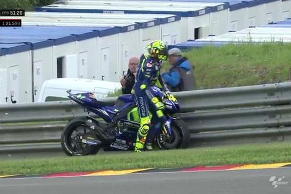 Saat Rossi parkirkan motornya di pinggir trek dan berjalan kaki ke paddock di GP Jerman, Sabtu (1/7/2017).