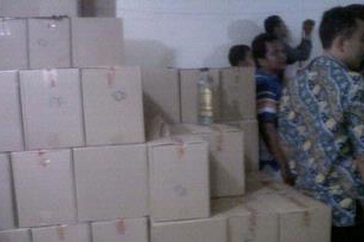 Ratus dus berisi miras di sebuah rumah produksi miras yang dipalsukan di Kelapa Gading berhasil diamankan. Selasa (6/11/2012).