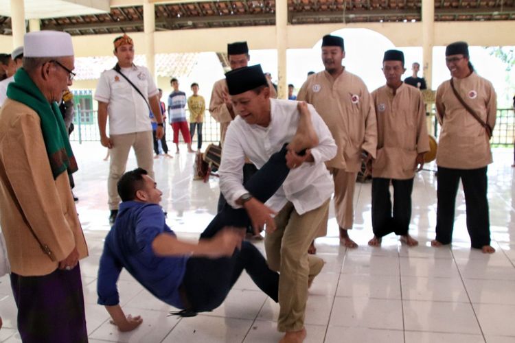 Calon gubernur Jawa Barat dari pasangan nomor urut 2 Sudrajat melakukan kunjungan ke Padepokan Silat Cimande  di kecamatan Caringin desa Cimande, Kabupaten Bogor, Jawa Barat, Jumat (9/3/2018) kemarin. 