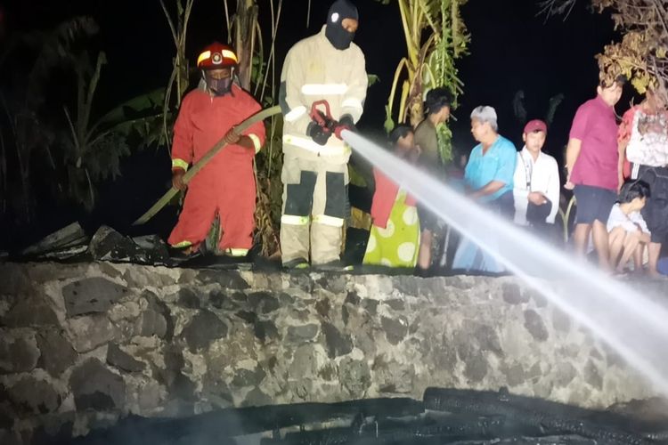 Petugas melakukan pemadaman kandang kambing yang terbakar di Bergas Kidul Kabupaten Semarang