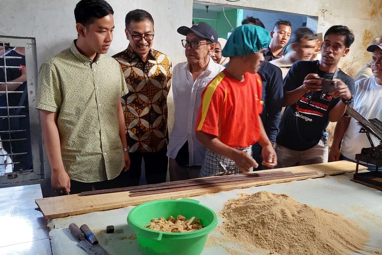 Gibran Rakabuming mengunjungi pabrik enting-enting gepuk di Salatiga, Minggu (29/10/2023)