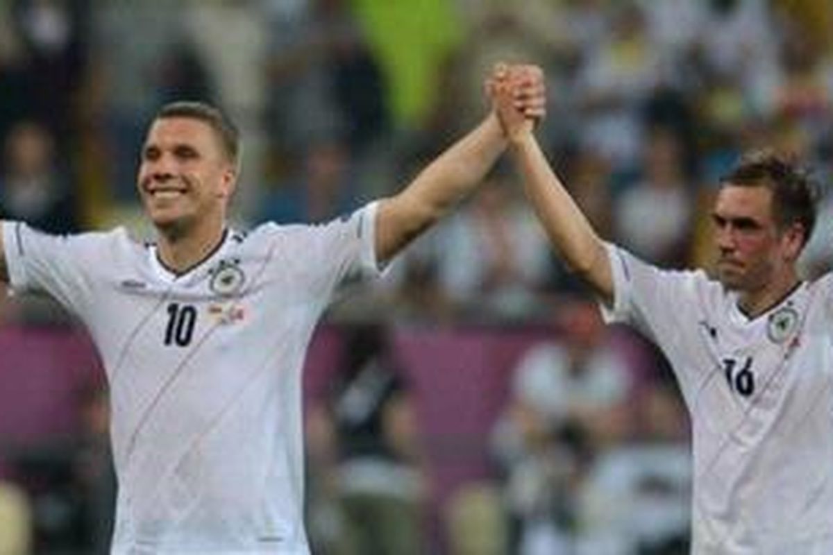 Lukas Podolski (kiri) dan Philip Lahm tak masuk skuad timnas Jerman pada pertandingan persahabatan lawan Argentina, Rabu (15/8/2012).