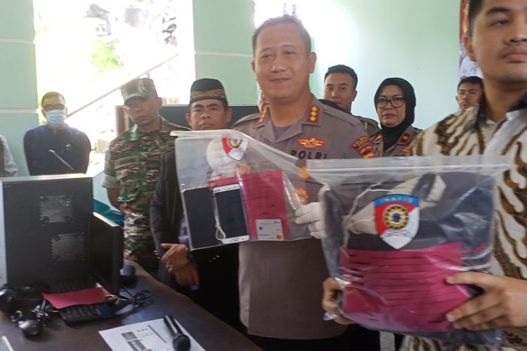 Polisi saat memperlihatkan barang bukti kasus pengintip dan perekam celana dalam perempuan di Kabupaten Bandung, Jawa Barat, Jumat (6/1/2023).