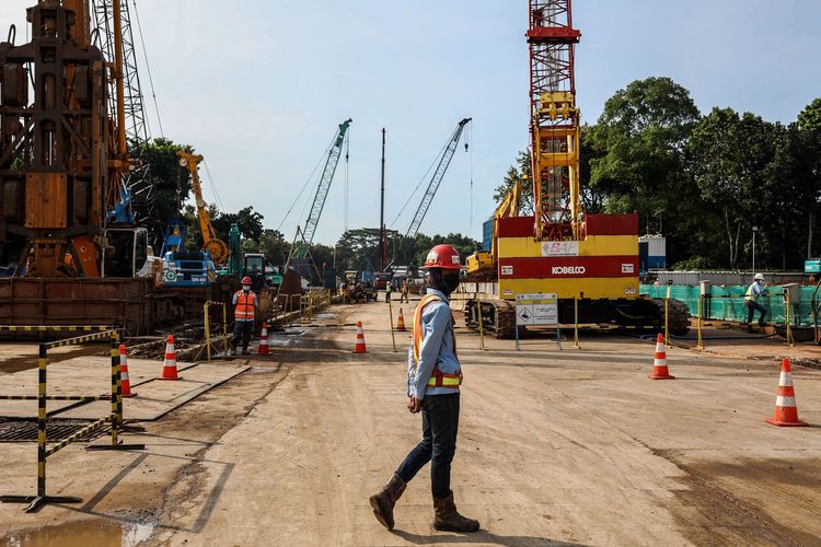 Pekerja menyelesaikan pekerjaan proyek pembangunan MRT Jakarta Fase 2A di Stasiun MRT Monas, Jakarta Pusat, Senin (31/5/2021). Pembangunan MRT Jakarta fase 2A dari Bundaran HI sampai Harmoni sudah mencapai 16,5 persen per hari ini, Senin (31/5/2021). Pengeboran jalur MRT tersebut ditargetkan akan dilakukan pada awal tahun 2022 mendatang.