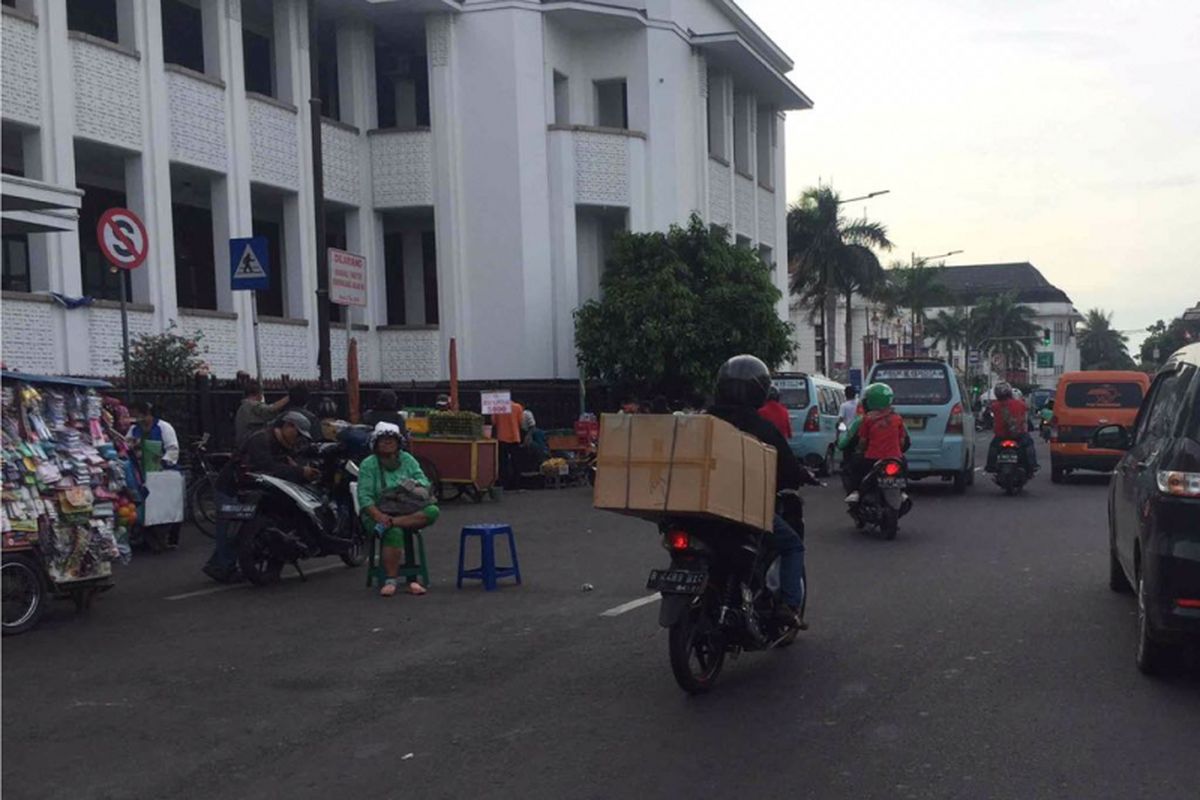 Jelang Idil Fitri, calo penukaran uang mulai bermunculan di kawasan Stasiun Jakarta Kota, Kamis (24/5/2018).