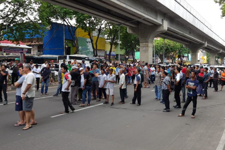 Ratusan para pedagang dan pengusaha di ruko sepanjang jalan Jenderal Sudirman Palembang, Sumatera Selatan melakukan pemblokiran akibat adanya peraturan dilarang parkir di daerah tersebut, Rabu (9/1/2019).Akibat pemblokiran tersebut, ruas jalan mengalami kemacetan total.