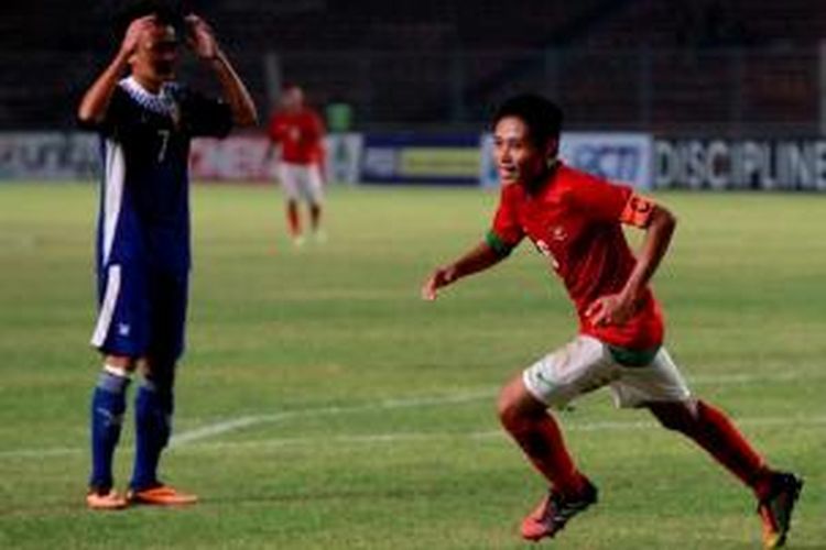 Pemain Indonesia Evan Dimas (kanan) berselebrasi usai membobol gawang Laos pada kualifikasi Piala Asia U-19 di Stadion Utama Gelora Bung Karno, Jakarta, Selasa (8/10/2013). Indonesia unggul 4-0.