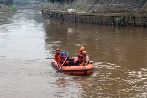 Bocah yang Tenggelam di Kali Ciliwung Ditemukan di Kedalaman 3 Meter