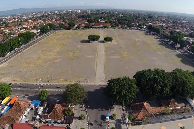 Alun-alun utara atau alun-alun lor yang ada di sebelah utara atau sisi depan dari Keraton Yogyakarta.
