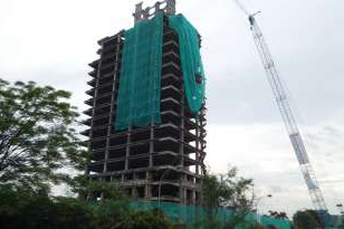 Kondisi gedung Panin Bank di Bintaro, Tangerang Selatan, yang sudah disiapkan untuk dirobohkan pada Jumat (30/9/2016). Rencananya, perobohan gedung akan dilaksanakan pada 4 Oktober 2016.