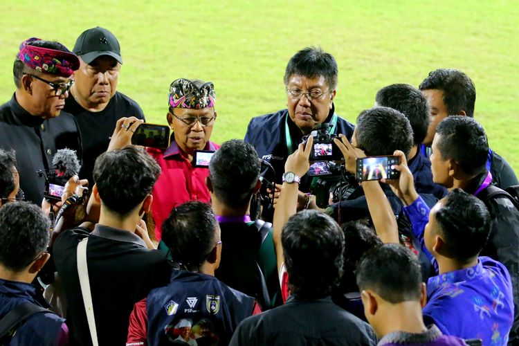 Gubernur Bali Wayan Koster dan pemiliki PSF Grup Gede Widiade. Terkini, I Wayan Koster mengaku tak kecewa seusai Bali tak ditunjuk sebagai venue Piala Dunia U17 2023.