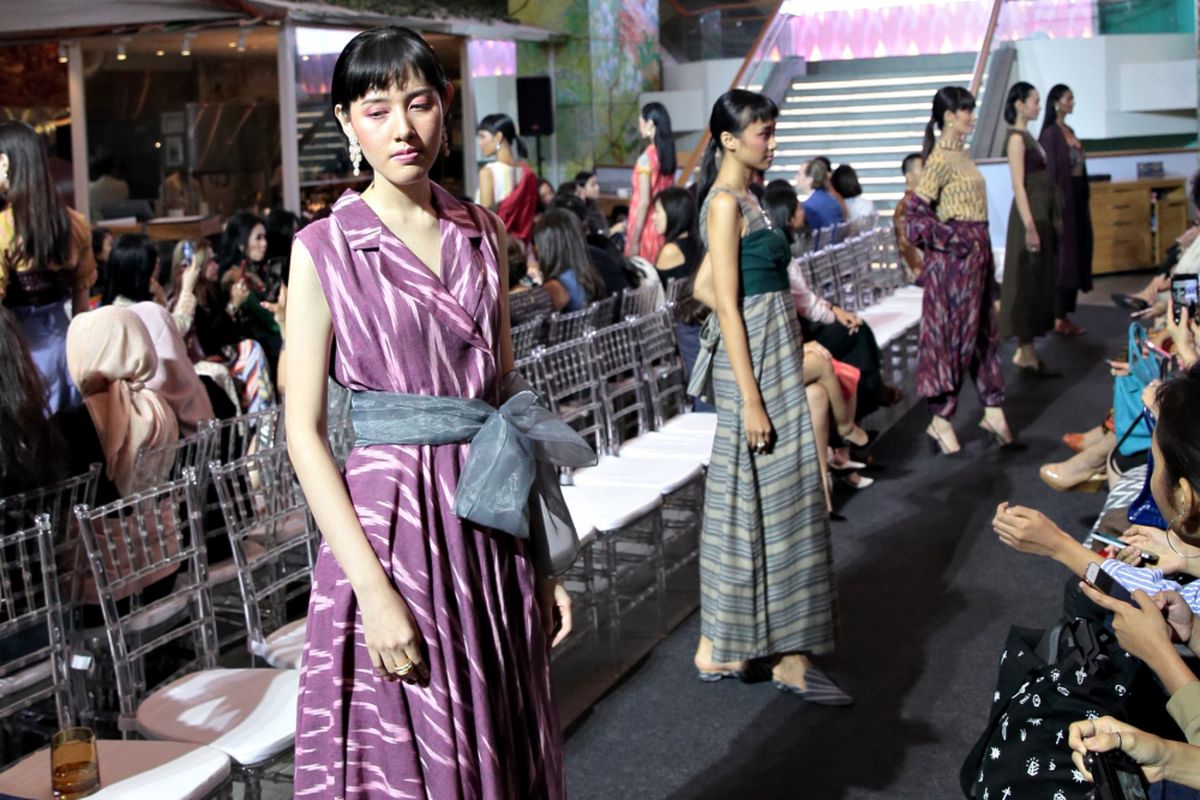 Busana Ikat Indonesia by Didiet Maulana berkolaborasi dengan label perhiasan Passion Prive pada gelaran Objects of Desire di Plaza Indonesia, Jakarta, Kamis (1/11/20218).