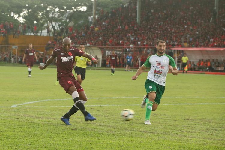 Pemain PSM Makassar, Alessandro Ferreira melepas tembakan ke arah gawang PSMS Medan pada laga terakhir Liga 1 di Stadion Andi Mattalatta, Makassar, Minggu (9/12/2018). Laga tersebut dimenangi PSM dengan skor 5-1.