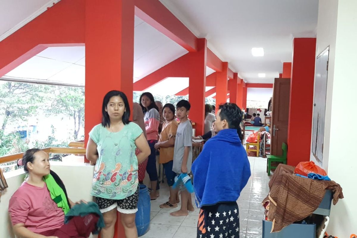 Warga Kembangan Utara mengungsi di lantai 3 SDN 01 Kembangan Utara, Jakarta Barat, Kamis (2/1/2020) sore. Mereka mengungsi karena rumahnya terendam banjir setinggi 2 meter.