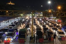 Suasana Malam di Pelabuhan Bakauheni, Kantong Parkir Dermaga Penuh