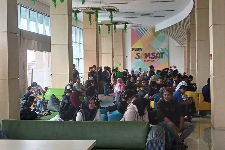 Hari Pertama Pemutihan Pajak Kendaraan, Ratusan Penunggak Serbu Kantor Samsat