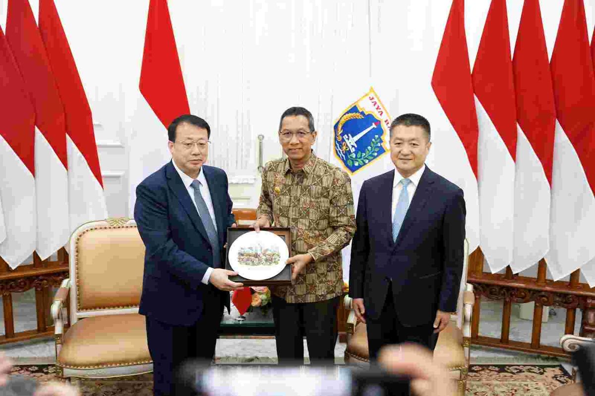 Wali Kota Shanghai Gong Zheng (satu dari kanan) saat mengunjungi Penjabat (Pj) Gubernur DKI Jakarta Heru Budi Hartono di Balai Kota DKI Jakarta, Kamis (27/4/2023).