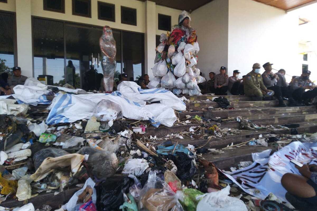 Protes, Aktivis Lingkungan Kirim Tumpukan Sampah ke Kantor Bale ...