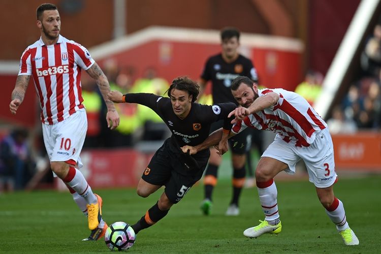 Gelandang Hull City, Lazar Markovic (tengah), berebut bola dengan bek Stoke City Erik Pieters (kanan) dan penyerang Stoke City Marko Arnautovic, dalam pertandingan Premier League di Bet365 Stadium, Stoke-on-Trent, Sabtu (22/4/2017).