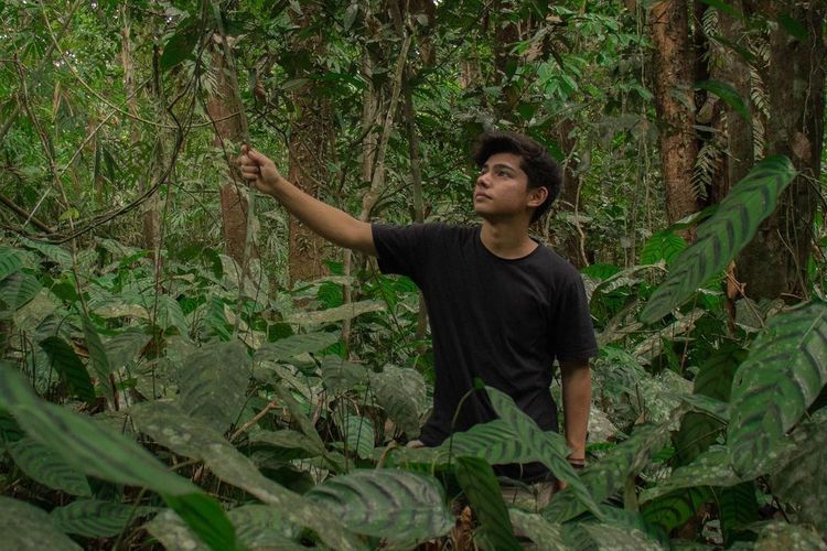 Andrew Kalaweit YouTuber yang tinggal di tengah hutan Kalimantan.