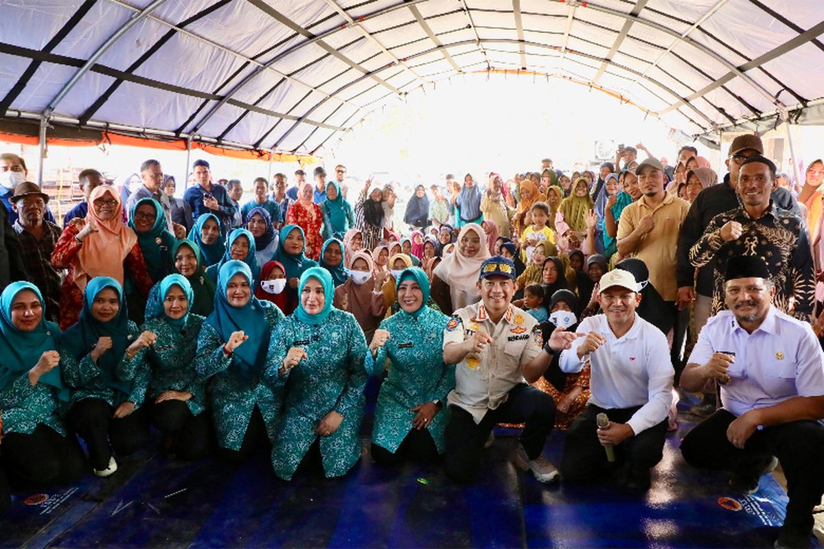 Ketua Umum Tim Penggerak PKK, Tri Tito Karnavian, menyalurkan bantuan kepada warga yang terdampak bencana di Dusun Damai, Gampong Batang Ara, Kabupaten Aceh Tamiang, Aceh, pada Jumat (23/1/2026)