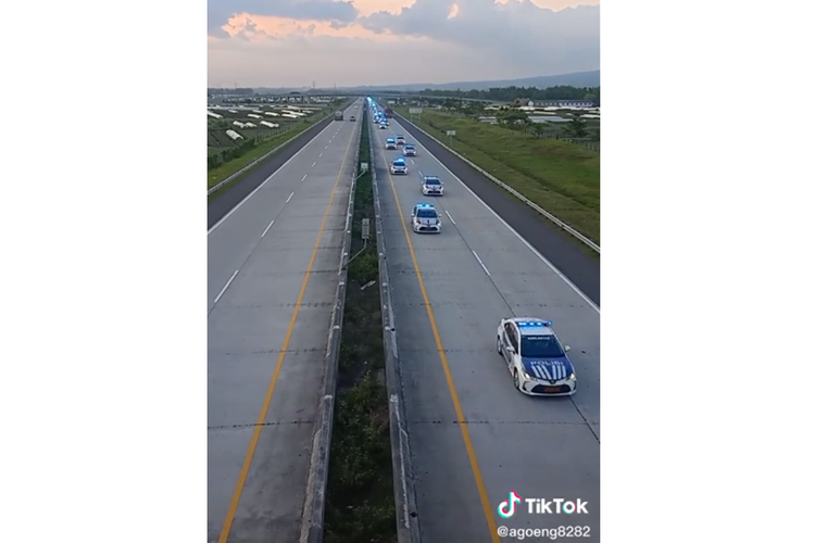 Tangkapan layar unggahan video memperlihatkan konvoi mobil patwal di jalan tol.