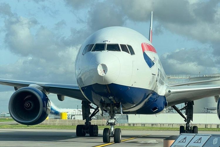 Pesawat British Airways Boeing 777-200ER (G-YMMJ) terbang dari Bangalore di India ke London Heathrow ketika bertabrakan dengan seekor burung ketika bersiap mendarat, menurut laporan Daily Mail pada Sabtu (29/10/2022)

