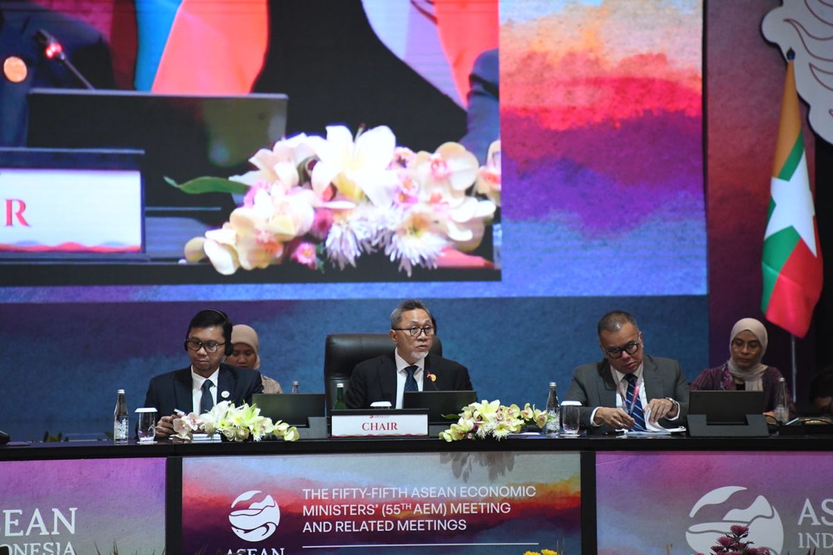 Menteri Perdagangan RI, Zulkifli Hasan selaku AFTA Council Chair dan AEM Chair memimpin pertemuan AEM-37th ASEAN Free Trade Agreement (AFTA) Council yang berlangsung di Semarang, Jawa Tengah, Sabtu (19/8/2023).