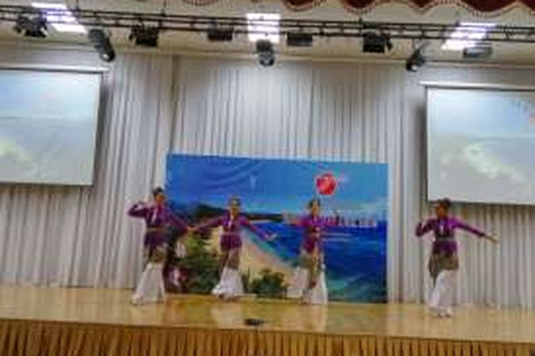 Para mahasiswi Kazakhstan yang belajar tarian Indonesia.