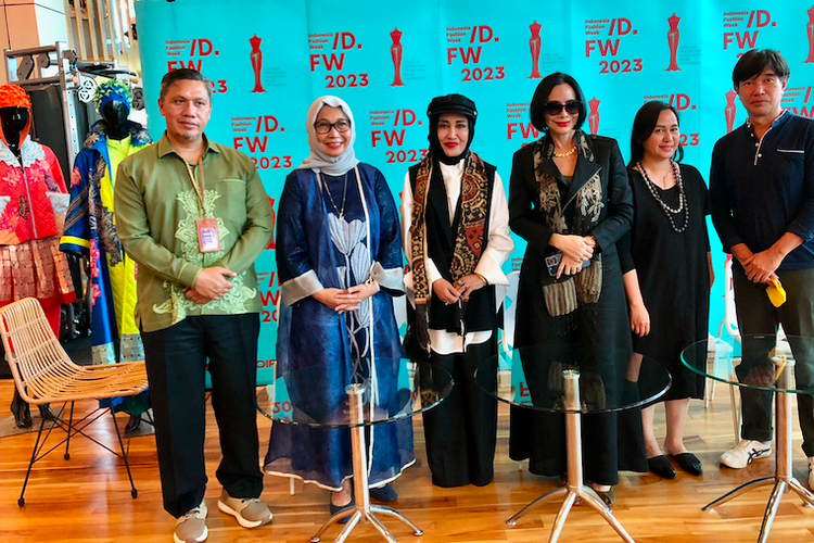 Kelima dewan juri dalam Indonesia Young Fashion Designer Competition (IYFDC)